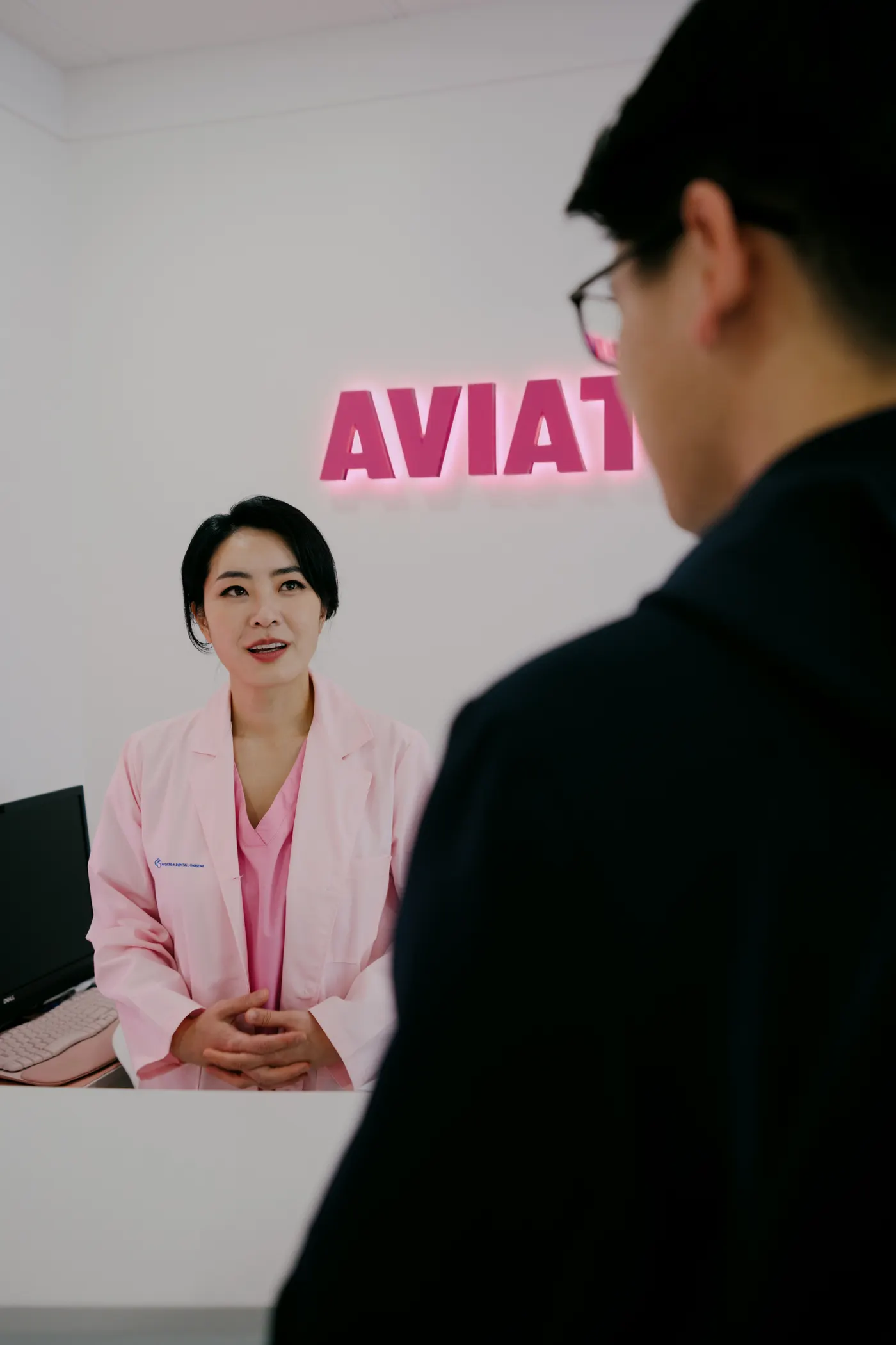 Aviator hygienist consultation in a calm clinic room